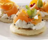 Blinis mit geräuchertem Lachs und Rucola