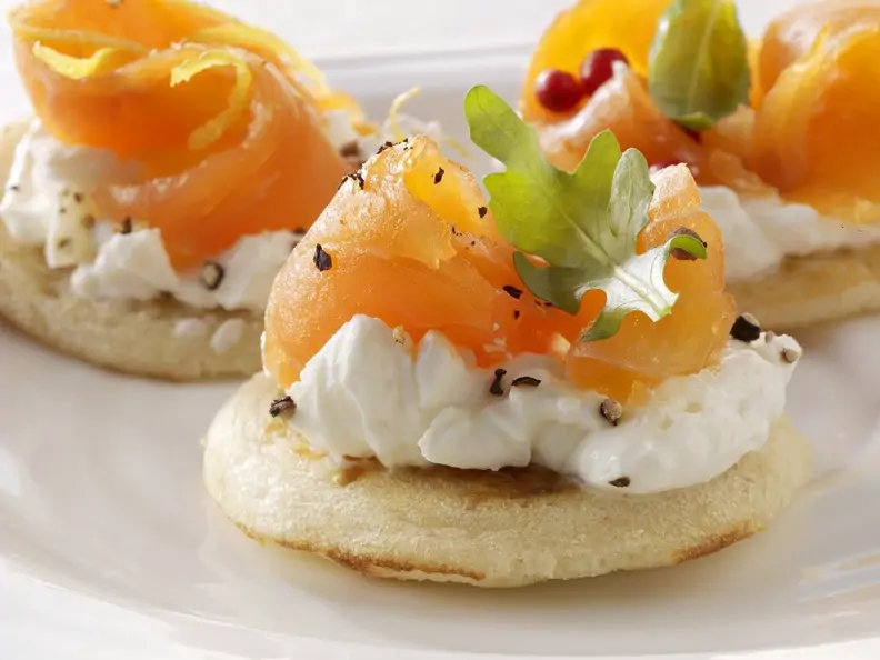 Blinis mit geräuchertem Lachs und Rucola