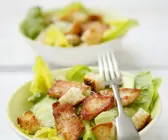 Salat mit Hühnchen, Avocado und knusprigen Croutons