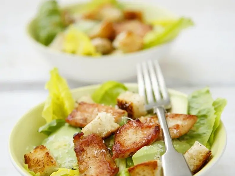 Salat mit Hühnchen, Avocado und knusprigen Croutons