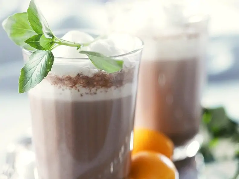 Wärmender Kakao mit Orange und Minze