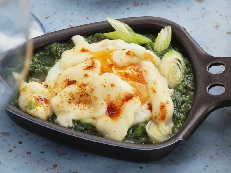 Raclette mit Spinat und Ei