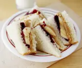Erdnussbutter-Marmeladen-Sandwich mit Banane