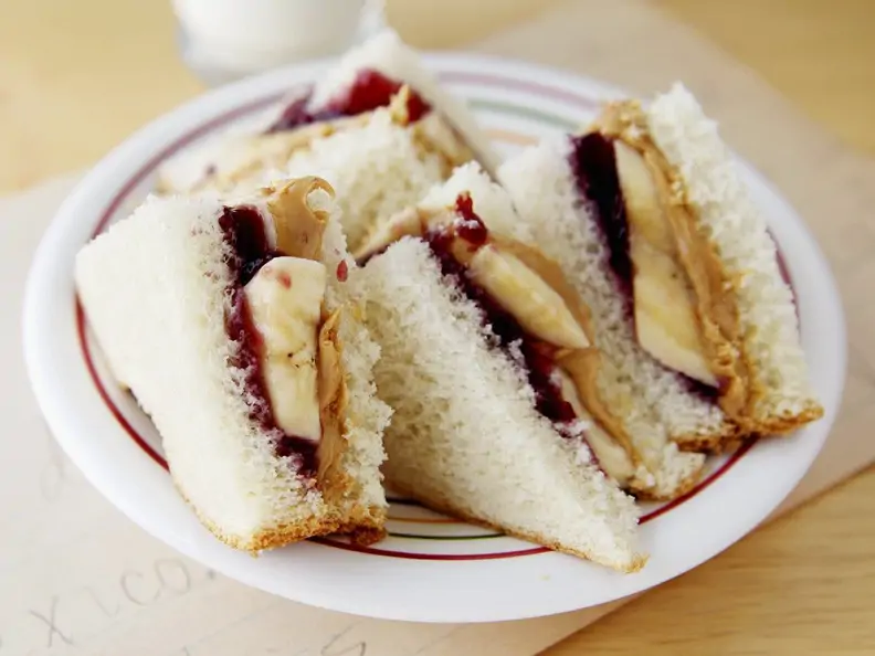 Erdnussbutter-Marmeladen-Sandwich mit Banane