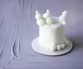 Kleine weiße Torte mit Fondant-Dekoration