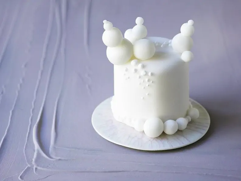 Kleine weiße Torte mit Fondant-Dekoration