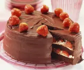 Schokoladentorte mit Erdbeeren