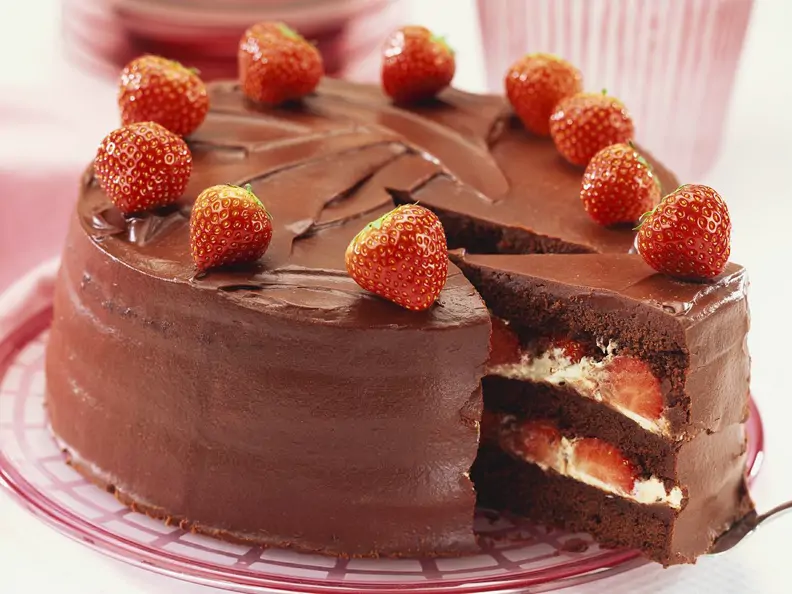 Schokoladentorte mit Erdbeeren