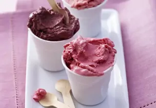 Joghurteis mit Beeren