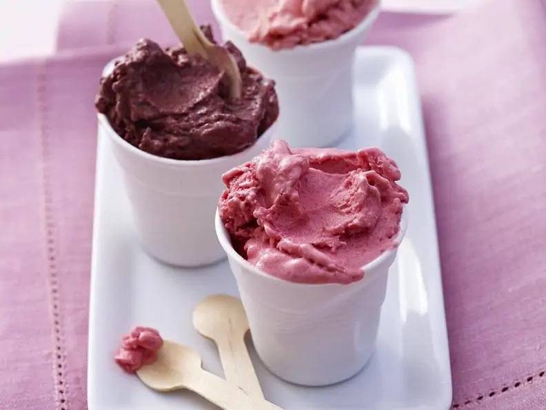 Joghurteis mit Beeren