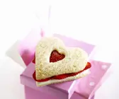 Herz-Sandwich mit Erdbeeren