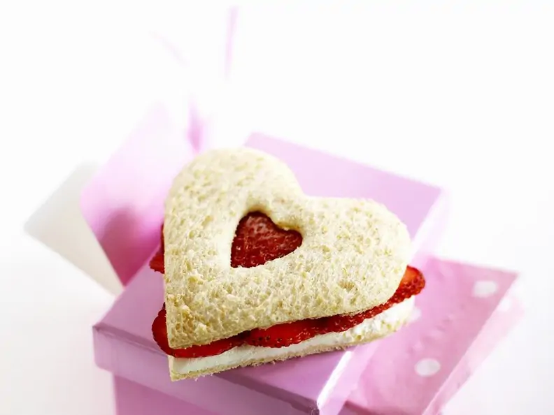 Herz-Sandwich mit Erdbeeren