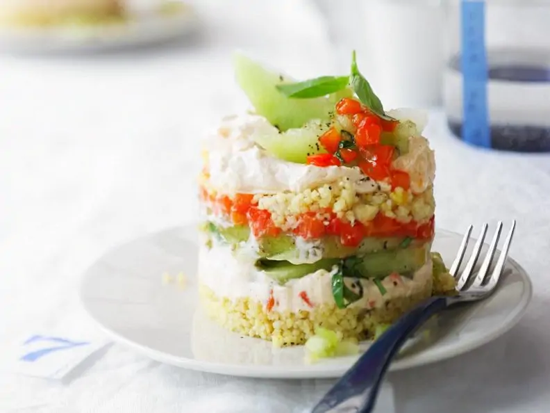 Couscous-Türmchen mit Gemüse und Käsecreme