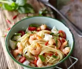 Nudeln mit Shrimps mit Tomaten