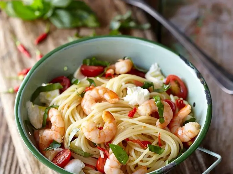 Nudeln mit Shrimps mit Tomaten