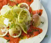 Gemüsesalat mit Fisch