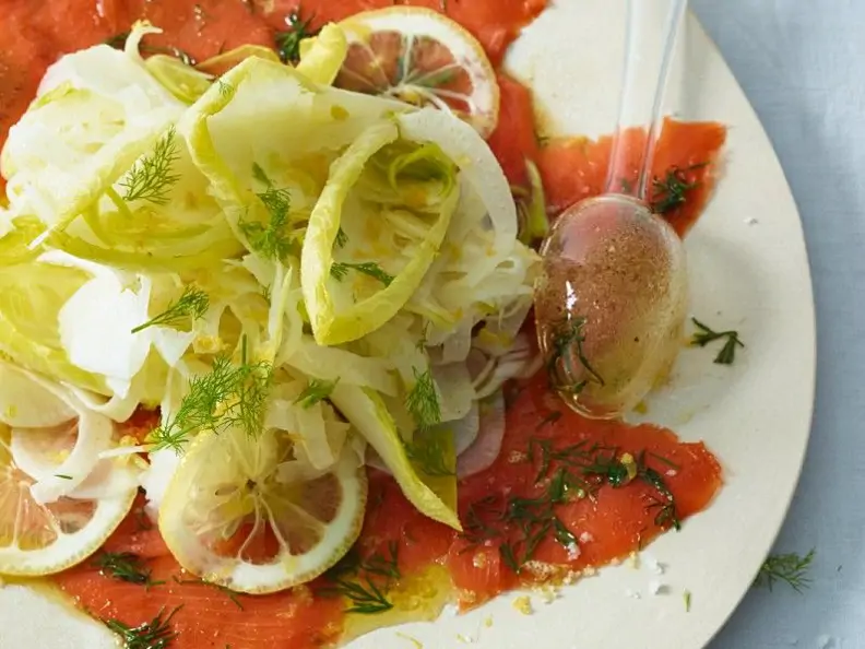 Gemüsesalat mit Fisch