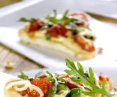 Pizza mit Rucola und Zucchini