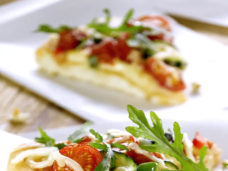 Pizza mit Rucola und Zucchini