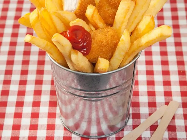 Chicken Nuggets mit Pommes