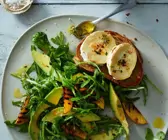 Salat mit Avocado und Käse