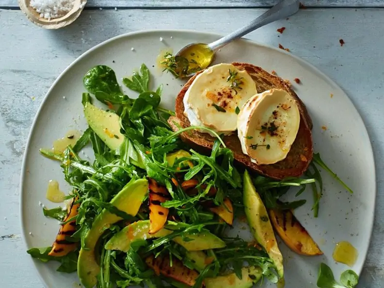 Salat mit Avocado und Käse