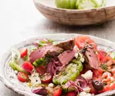 Lamm-Tomatensalat mit Käse