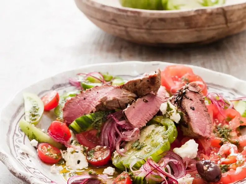 Lamm-Tomatensalat mit Käse