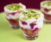 Erdbeer-Rhabarber-Schichtdessert