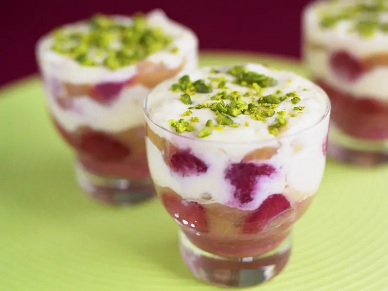 Erdbeer-Rhabarber-Schichtdessert