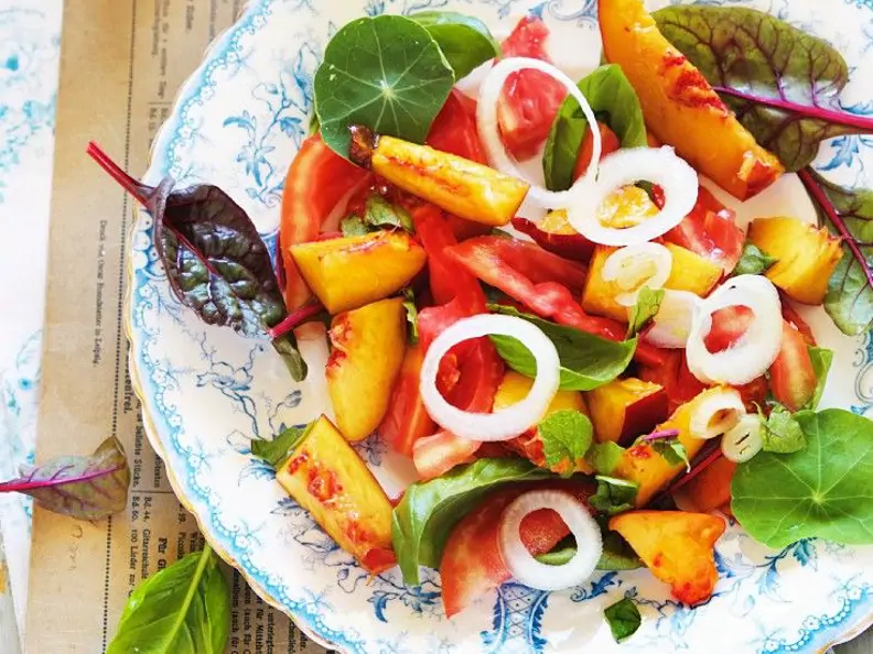 Tomaten-Pfirsich-Salat