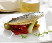 Loup de mer auf Paprikagemüse