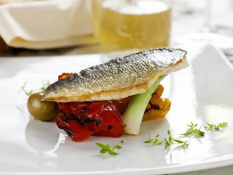 Loup de mer auf Paprikagemüse