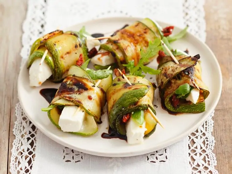 Zucchini-Käseröllchen