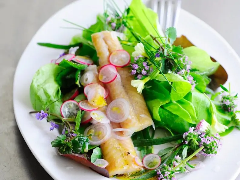 Gemischter Salat mit Räucherfisch