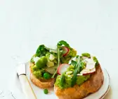 Erbsencreme auf Röstbrot