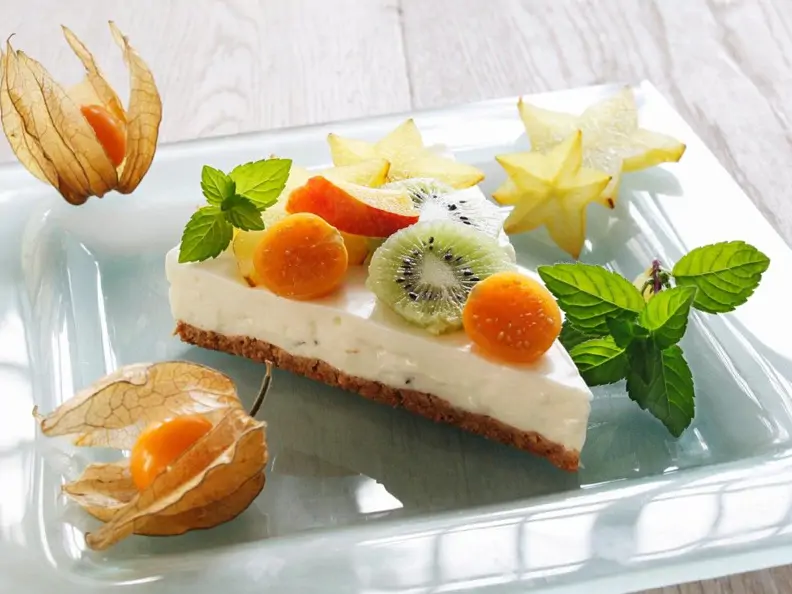 Käsekuchen mit exotischen Früchten