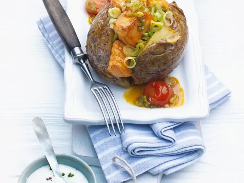 Gebackene Kartoffeln mit Lachs und Gemüse