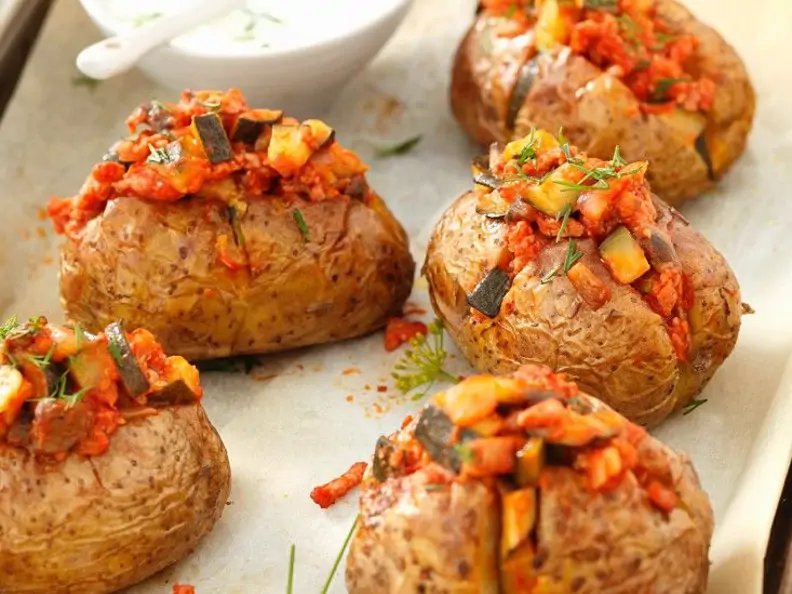 Ofenkartoffeln mit Gemüse-Fleischragout