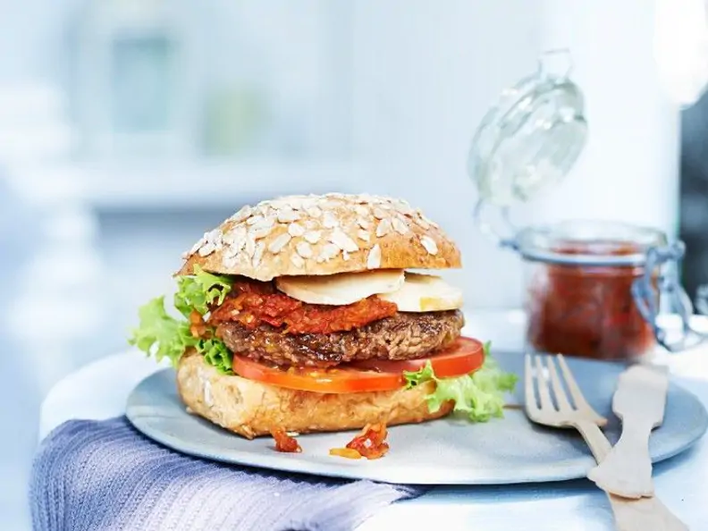 Burger mit Zwiebelsauce