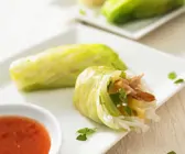 Salatröllchen mit Hähnchenfüllung