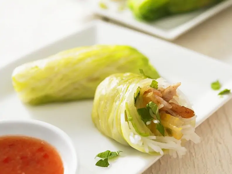 Salatröllchen mit Hähnchenfüllung
