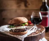 Burger mit Ziegenfrischkäse