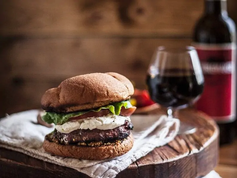 Burger mit Ziegenfrischkäse