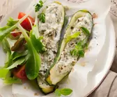 Mit Käse gefüllte Zucchini