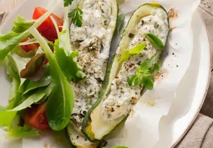 Mit Käse gefüllte Zucchini
