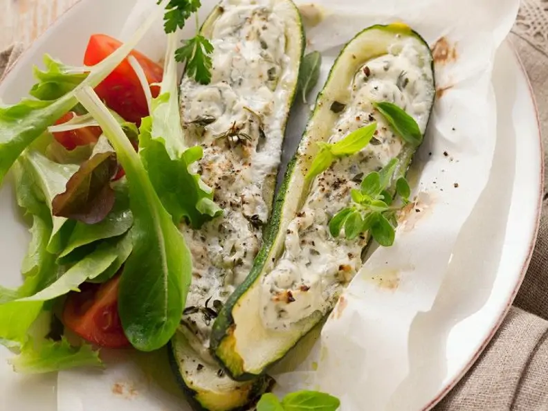 Mit Käse gefüllte Zucchini