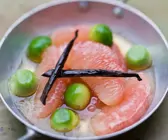 Honig-Grapefruits mit Avocado