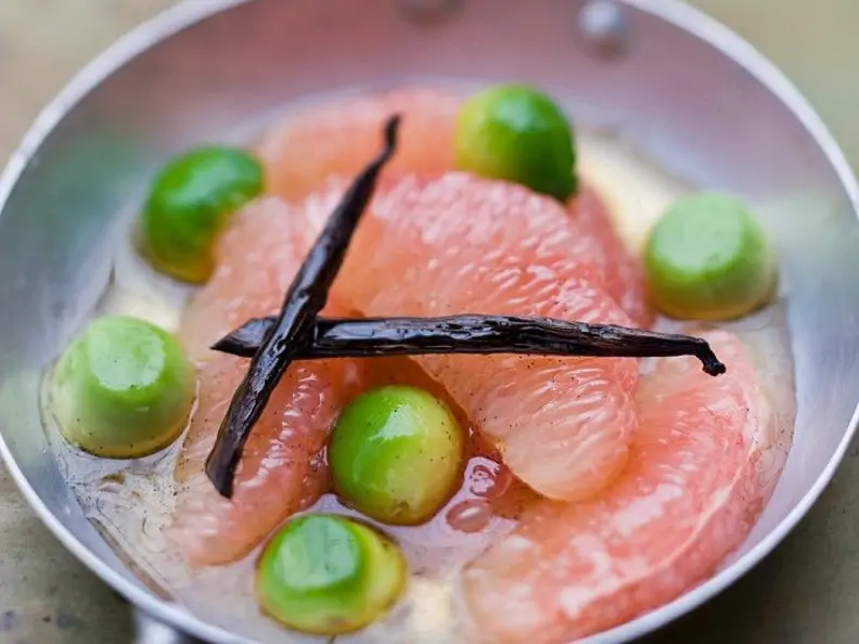 Honig-Grapefruits mit Avocado