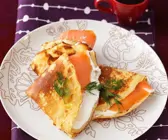 Mit Lachs gefüllte Pfannkuchen